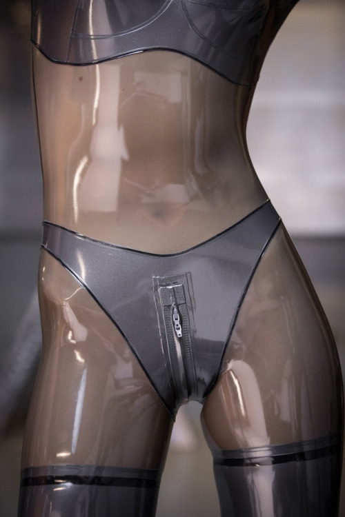 dominationswitch: I am so in love with every light reflection on this catsuit.