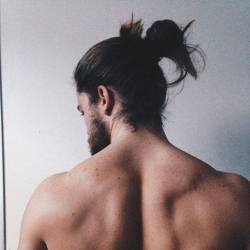 longhairedguysmakesme:  Man bun + Muscular