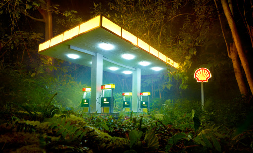 A indústria petrolífera de David LaChapelle
O mais novo trabalho de David LaChapelle vem para nos deixar mais uma vez boquiabertos e chocados. “Land Scape” (paisagens; em inglês se faz uma corruptela de land, terra e scape, escapar), atualmente em...