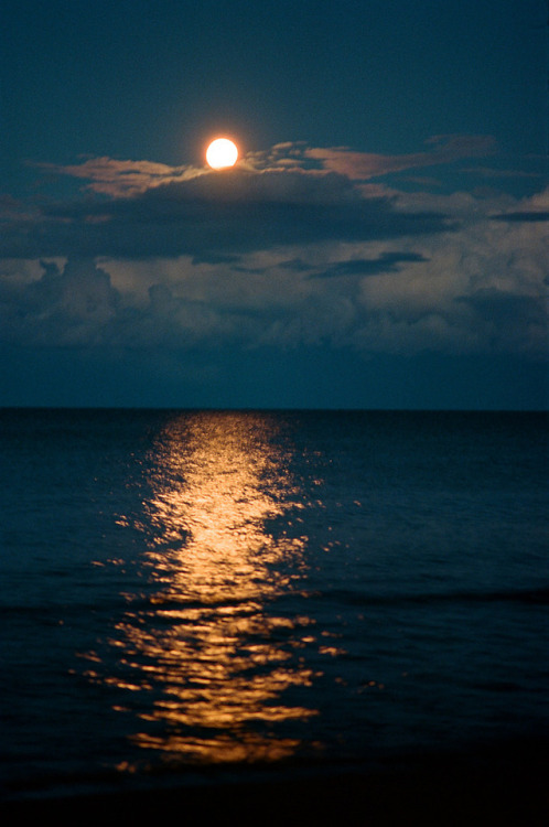 atraversso:Beautiful moon by: Danny Tyksinski
