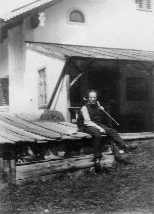 composersdoingnormalshit:Gustav Mahler doing yardwork.