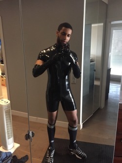 blueboypoppers:  Rubber everyday Ig: blueboy_poppers