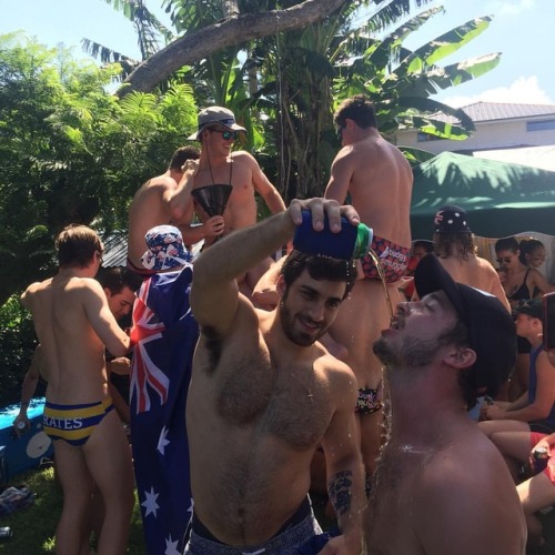 poundpuppy72: its-mstr-nick:bromancingbros: Orderly queue plz! Another frat fag enjoying the BJ init