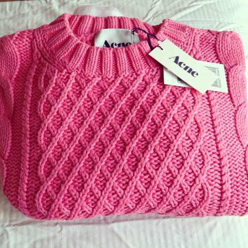 naive-blisse: t-ropicaldaissy:  satinet:  HOW BEAUTIFUL IS MY NEW ACNE SWEATER  x  love that colour 