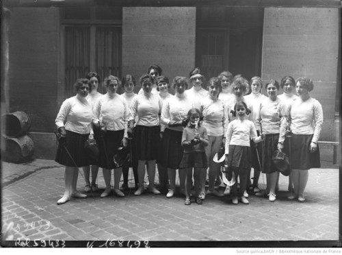 Participants in the Academia Women’s Fencing Championship (Paris,1920).