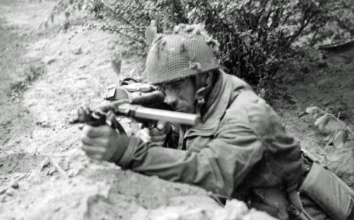 peashooter85:The Sten Mark V,One of the most popular submachine guns of World War II, the Sten gun w