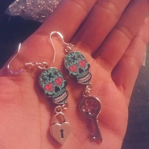 Got some one of a kind designs coming your way! Mix and Matched Candy Skull earrings are dropping th