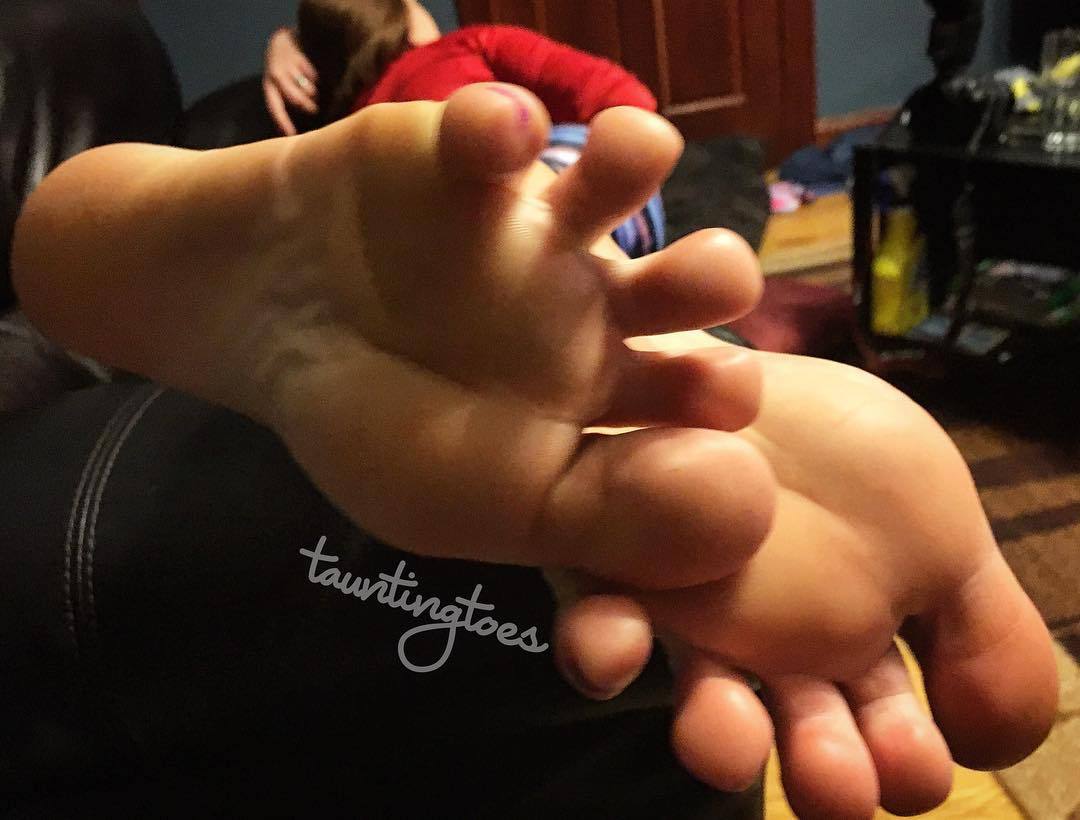 tauntingtoes:  Enjoy my soles. I know hubby certainly did earlier tonight. 😛👣#feet