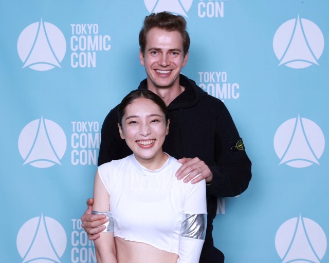 Anidala in Japan
Hayden Christensen with classy Padme`s cosplayers