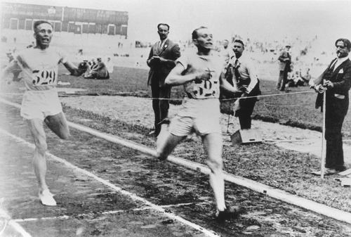 Paavo Nurmi crosses the finish line of the men’s 5,000 metres aheadof Vilho Ritola at the Pari