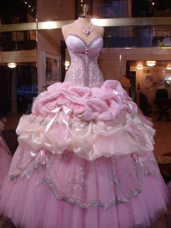 sissymelissa03:  Gorgeous DRESS! OMG I want