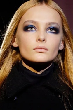 Snejana Onopka @ Versace Fall/Wint 2006 #fashion#runway#make-up#snejana onopka#Versace