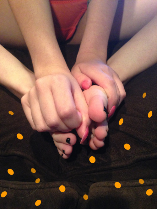 softpinkprincesspussy: playing with my toes is my favorite pastime :3