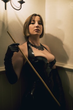 hogspy-pics: Mistress Evilyne At The Hogspy Multi Slave Party