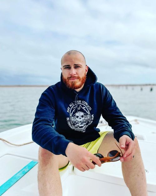 #Repost @rhettself ・・・ Rainy days make me miss the sun and the sea ☀️‍☠️ #TGA #mutineerbay #hoodie #