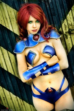 hotcosplaychicks:  Starfire - Red Hood and