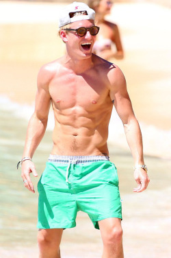 shirtlessmalecelebs:  Jamie Laing