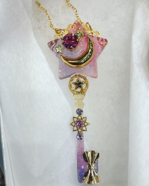 capsule-bunny: I got one of the @caramelribbonvv necklaces! They’re so sparkly and gorgeous in