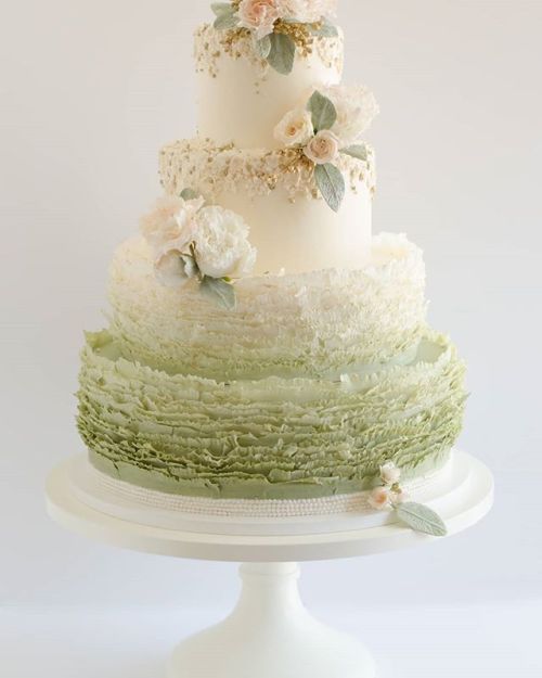 Drooling over this dreamy #weddingcake || Photographer & Cake: @maggieaustincake | #rentmyweddin