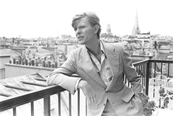 elizabitchtaylor:  David Bowie in Paris,