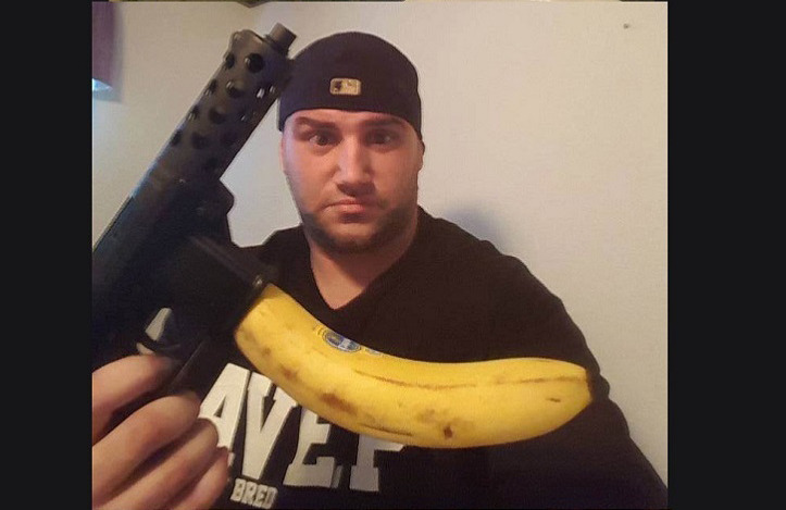 letthegaycommence: catchymemes:     When guns aren’t terrifying they are some of