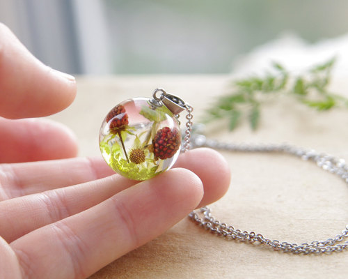 culturenlifestyle:Adorable Handmade Jewelry with Real Plants Inside by Ural NatureMarried couple Mar