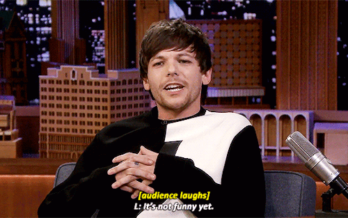 cuddlerlouis:Louis Tomlinson Reacts to Home Footage of Himself Starring as Danny Zuko in Grease