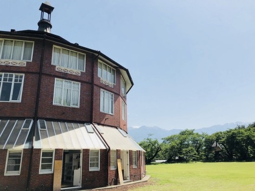 敷地内の　光の美術館　展示入れ替えで　閉館中リベンジせねば　・・・・