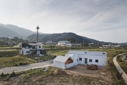 ombuarchitecture:Twin Peaks HouseWanju-gun • Jeollabuk-do • South KoreaBy apparat-cvia Archdaily Brasil