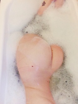 vieillelune:  the lady in lush told me to split a sunnyside bubble bar, and a big blue bath bomb, to get mermaid water. i wasn’t disappointed. feat my butt.