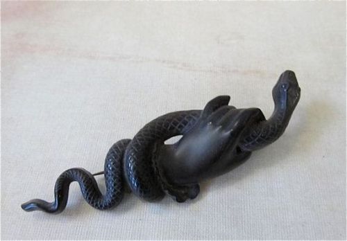 gatarojastuff:Victorian mourning brooch