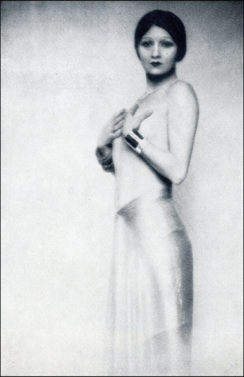 Tänzerin Jenny Steiner ca.1928 - Photo Mario von Bucovich.