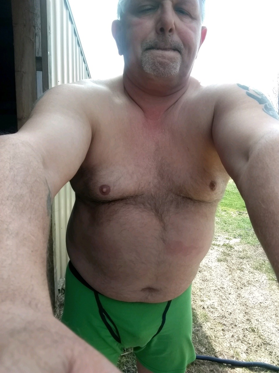 hugebeartx:  My other son had instructions to get naked outside. Here’s his submission