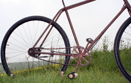 thecyclingkit: Nothing is new, Elliptical gear on an 1893 Columbia 32.  Advertised as stripped down 