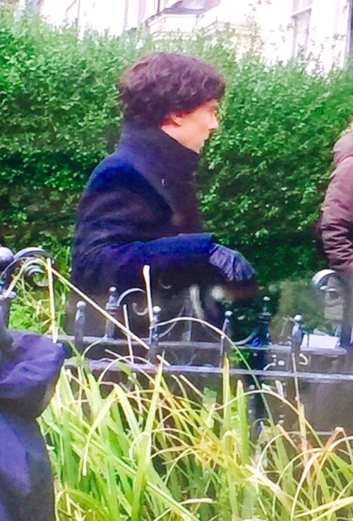 constancecream:Benedict Cumberbatch filming Sherlock IV25/4/2016