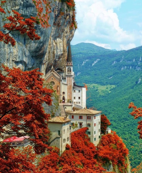 igitalia:📷 @blogsognoitaliano 📍 #MadonnaDellaCorona ⠀ Costruito su una scogliera verticale sul Monte Baldo, il Santuario della Madonna della Corona, che si trova sul confine fra Caprino Veronese e Ferrara di Monte Baldo in provincia di Verona,