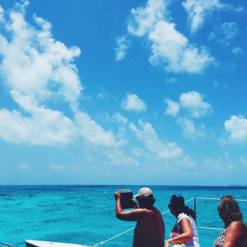 #tbt to snorkeling in Cancun and iPads on boats. ⛵️ (at En el mar entre Cancun e Isla Mujeres)