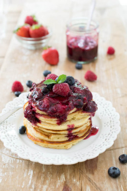 yummyinmytumbly:  GREEK YOGURT PANCAKES WITH MIXED BERRY COMPOTE