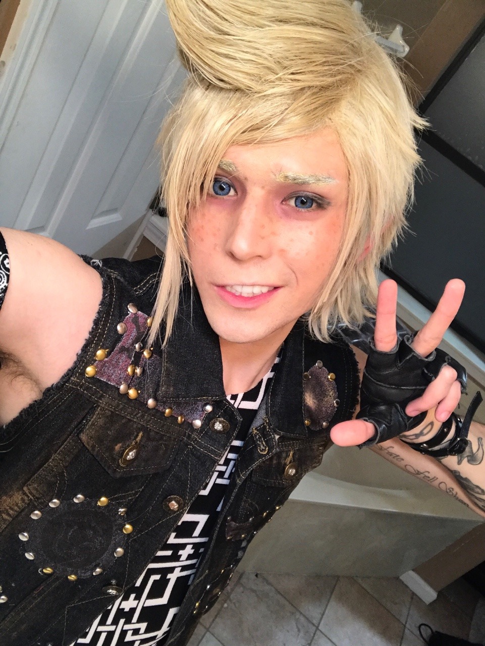 moderatelyokaycosplay:  Prompto, you’re up!  Rewore Prompto for the first time