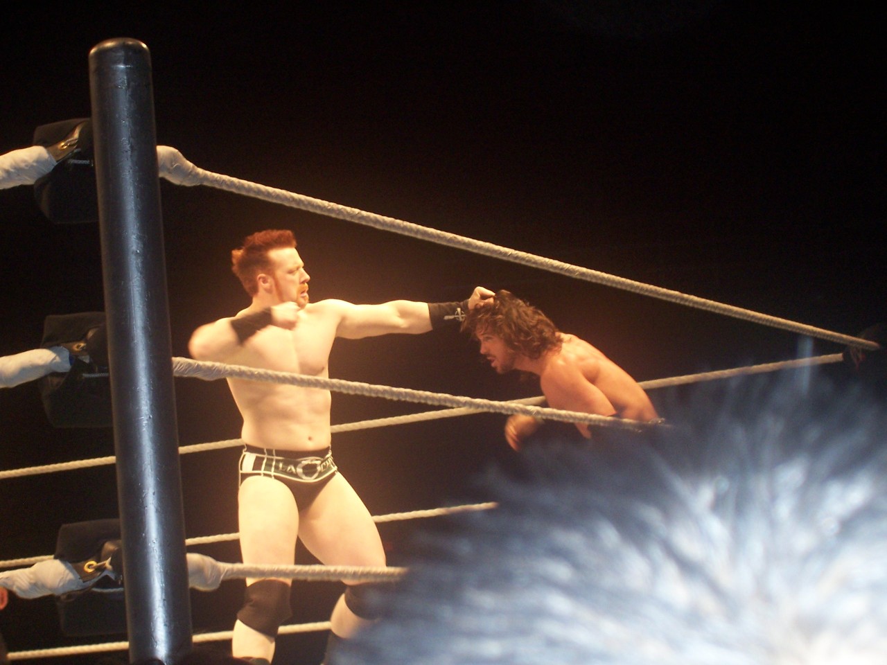 serenitywinchester:  King Sheamus vs John Morrison at a Raw live event in 2011. 