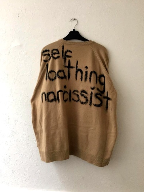  Amanda Fitzsimons | “Self Loathing Narcissist”, 2016 | acrylic on cotton | 46cm x 72cm 