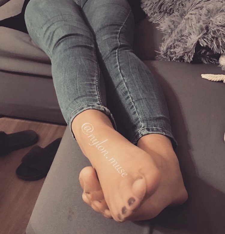 nylons-jeans:  
