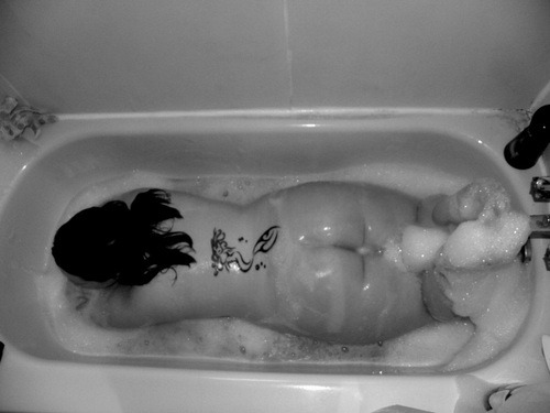 miss-bella-green-eyes-x:  Some more bathtub pictures. :) Enjoy. 