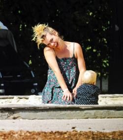 amyschoice:  Billie Piper Meme - [&frac14;] Candids 