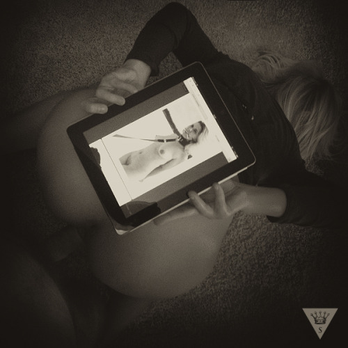 crownofsympathy:   Training day 3:Tumblr afternoon When it’s time for tumbling, my beautiful slave knows well how to assist. Is it possible to imagine an ipad dock that’s more beautiful? 