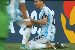 habitsxhl:Leo Messi winning his firts tittle with the selección argentina after