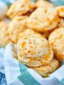 foodffs:  ROASTED GARLIC CHEDDAR BEER BISCUITSReally