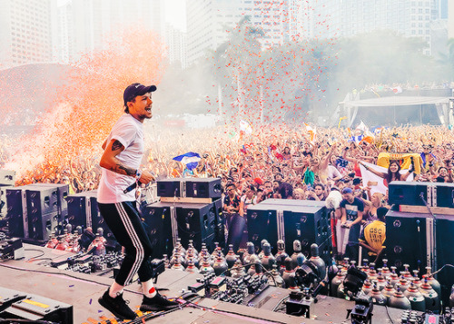 iamlouistomlinson:make me choose: louis on stage or at events? (asked by anonymous)