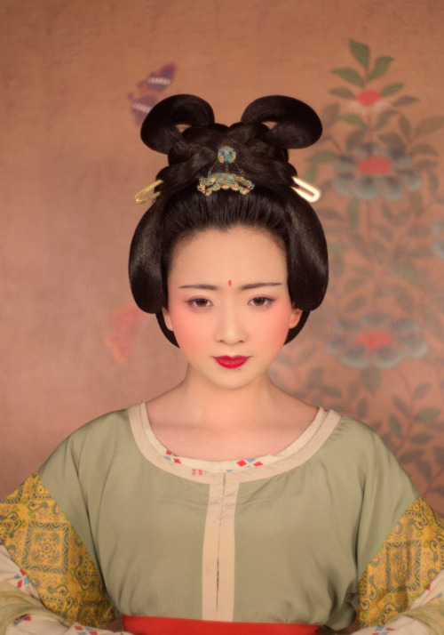 Traditional Chinese fashion in Tang dynasty style. Photo by 润熙陈. Make up by Nikki镜子.