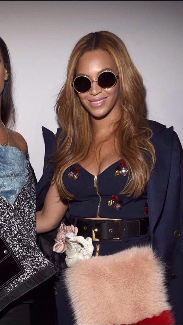 thebeyhive:igglooaustralia:  beyonseh:  Happy Birthday, Rihanna. xo  Omg hell nah